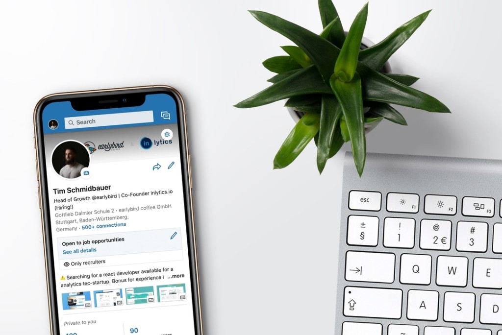 Gauche: téléphone avec profil Linkedin. Droite: clavier d'ordinateur et plante verte.