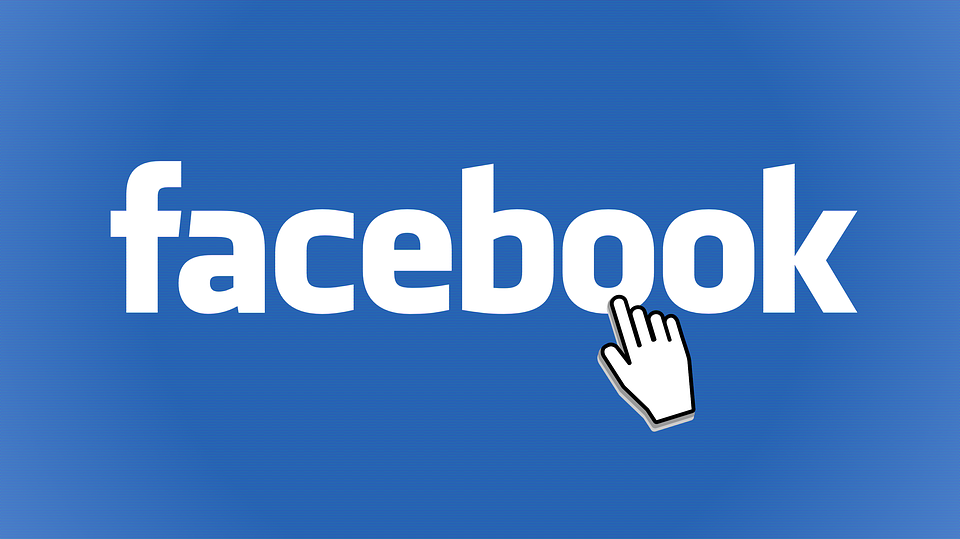 Logo Facebook avec le curseur qui s'apprête à cliquer sur le nom du site.