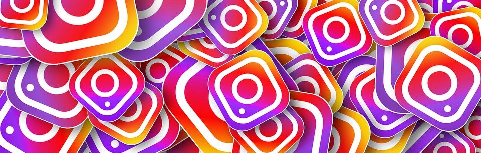 Logo d'Instagram, présent à plusieurs reprises et superposés les uns sur les autres.