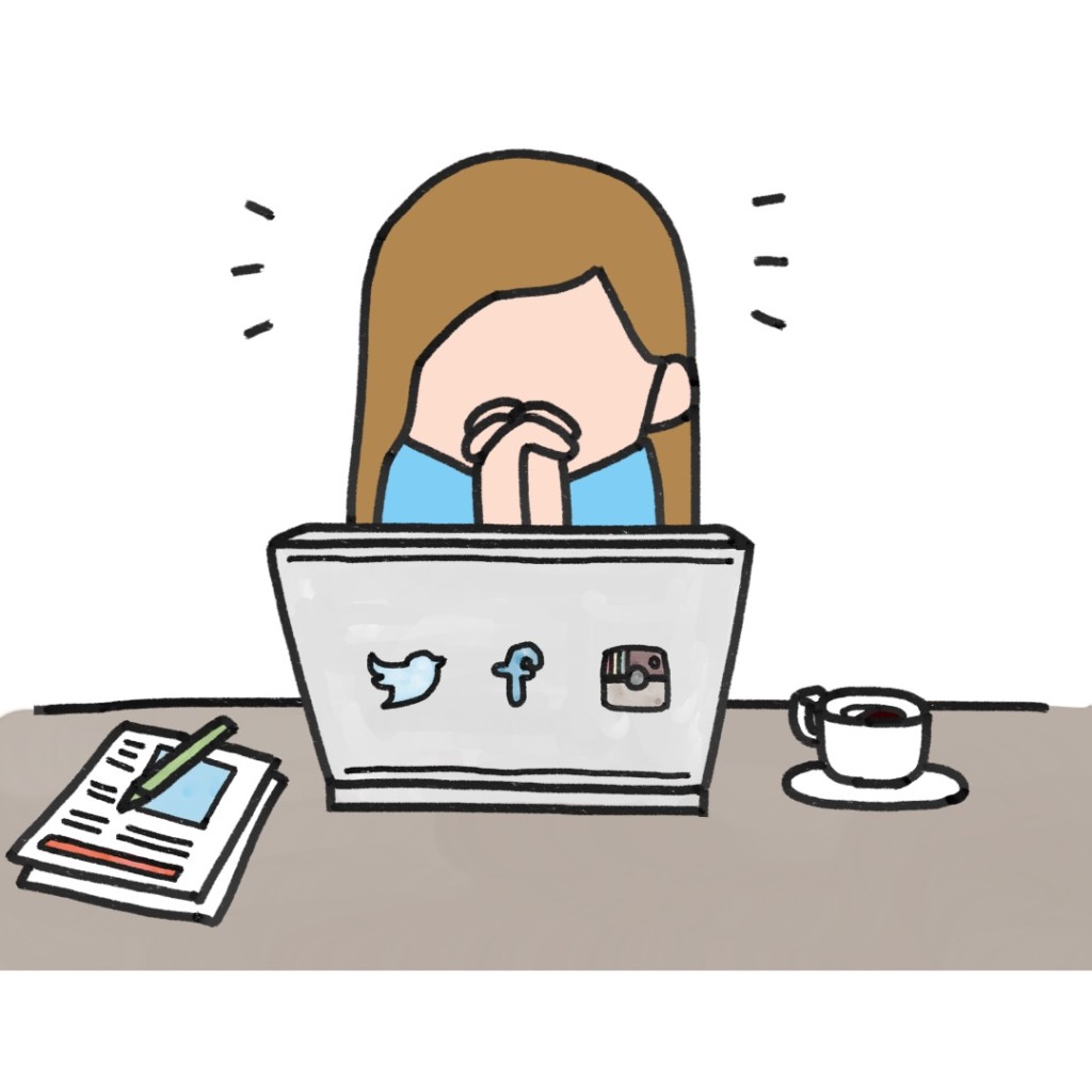 Personne perplexe face à son ordinateur. Visiblement sur les réseaux sociaux. Elle a un café à sa droite et une feuille et un bic à sa gauche.