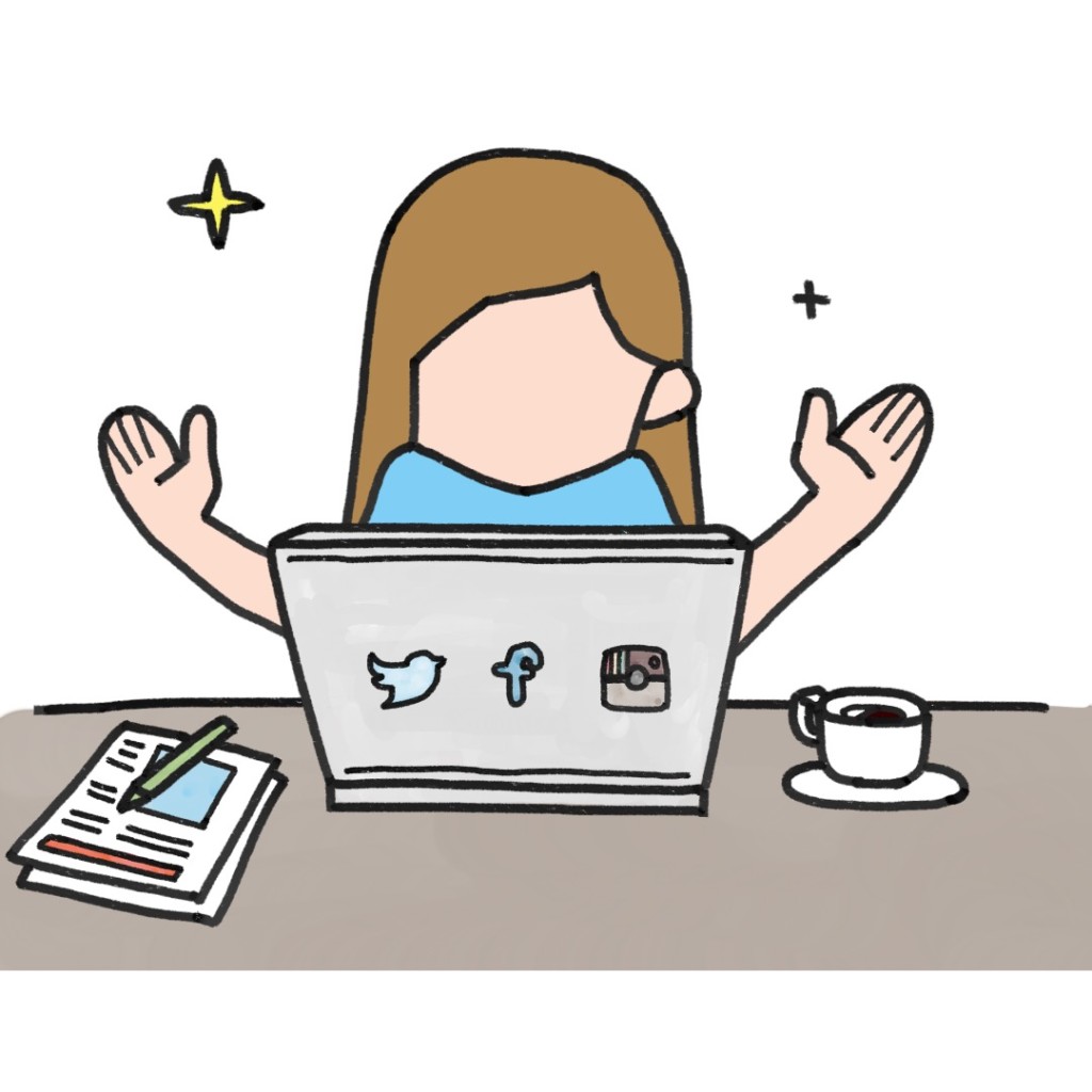 Personne contente ou soulagée devant son écran d'ordinateur. Visiblement devant les réseaux sociaux. Elle a un café à sa droite et une feuille et un bic à sa gauche.