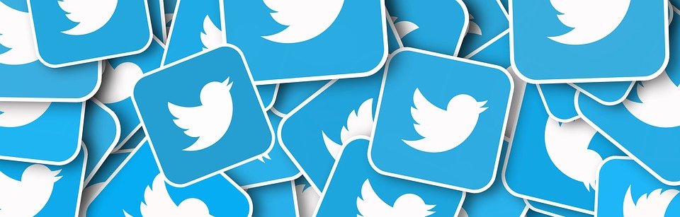 Logo de Twitter, présent à plusieurs reprises et superposés les uns sur les autres.