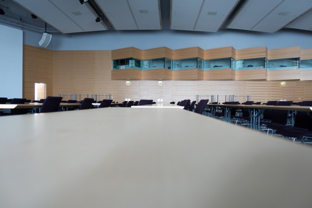 Un interprète est une personne qui travaille beaucoup dans les organisations internationales et les institutions européennes,