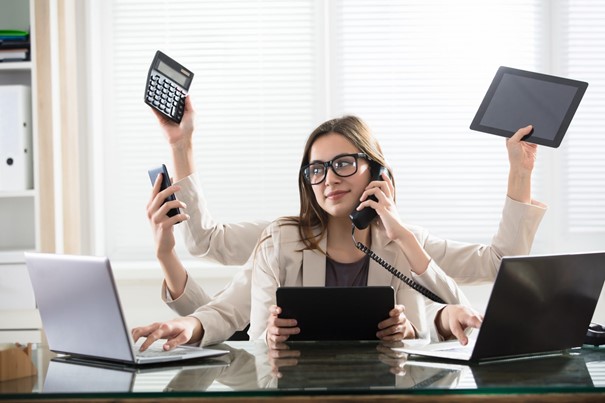 Être débordé au travail arrive souvent. Ceci constitue un effet négatif pour le développement de la productivité.