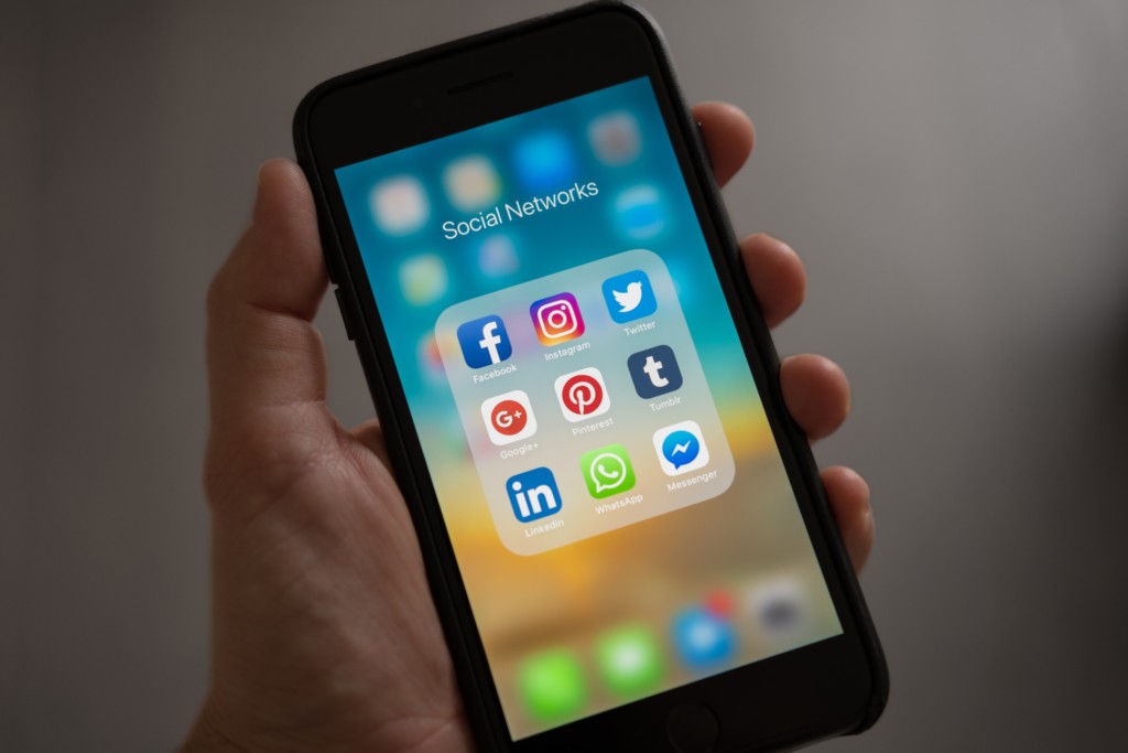Médias sociaux sur smartphone - apps (image)
